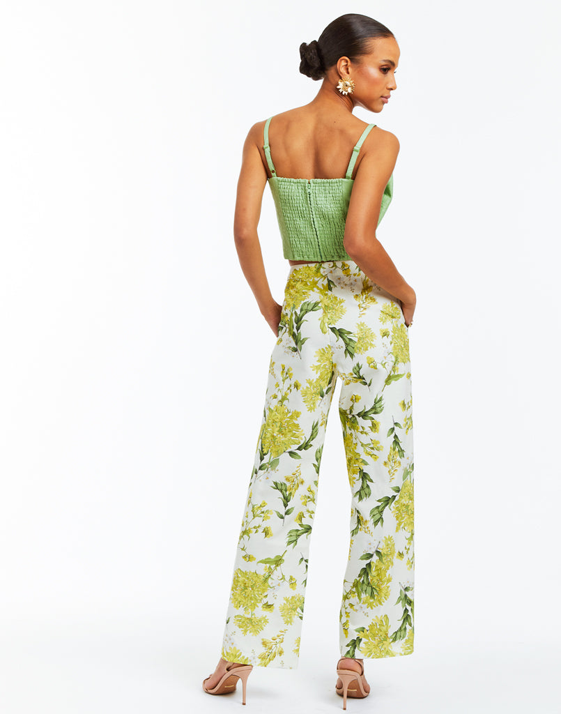 Floral printed canvas wide leg pants. High waistline and front pockets with decorative buttons. 