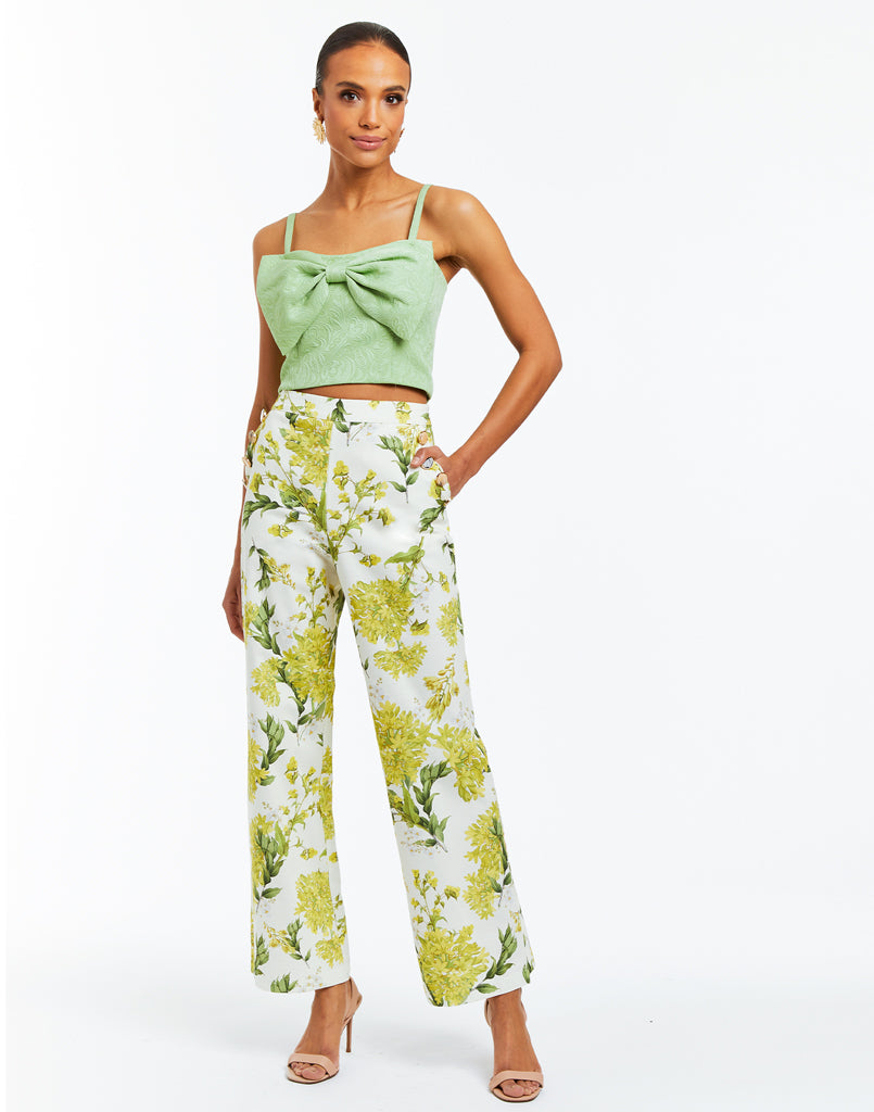 Floral printed canvas wide leg pants. High waistline and front pockets with decorative buttons. 