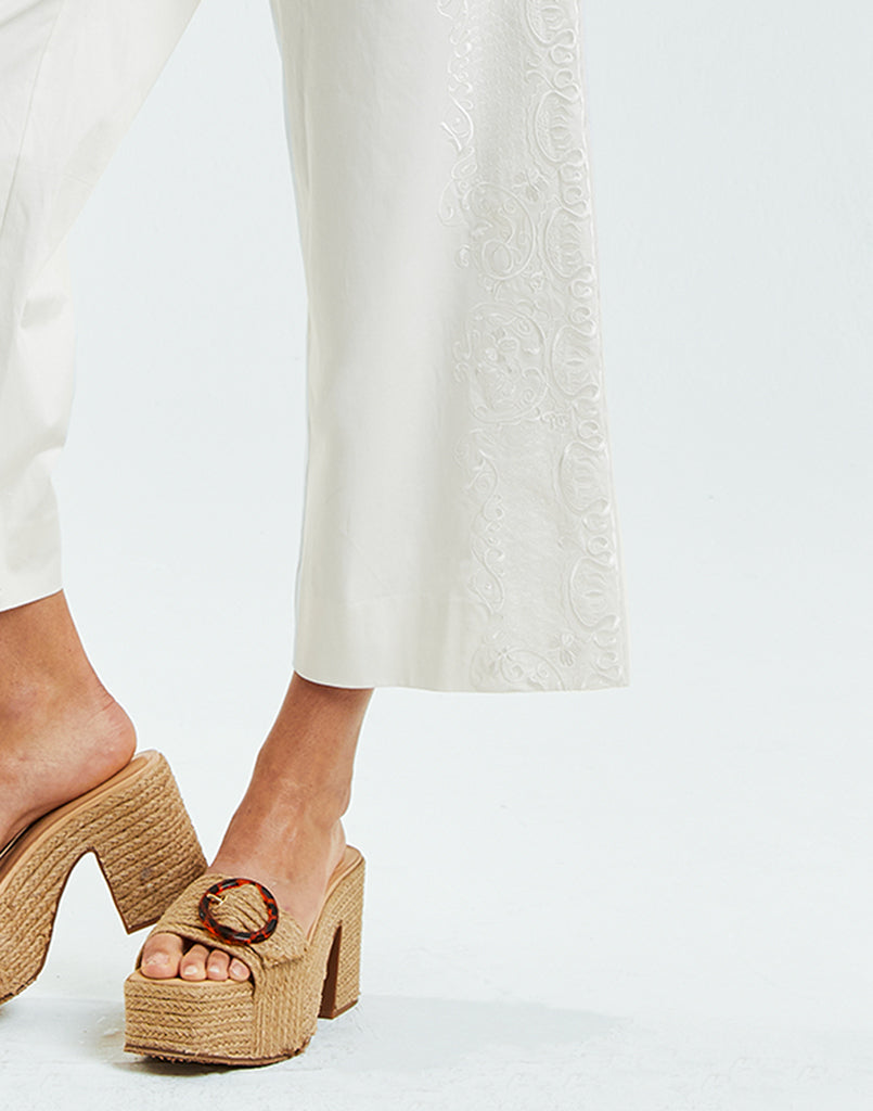 Daytime pants with pockets and barong-style embroidery